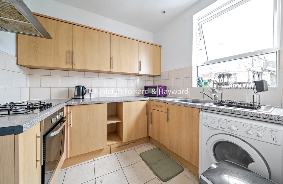 Flat Tooting High Street in Greater London