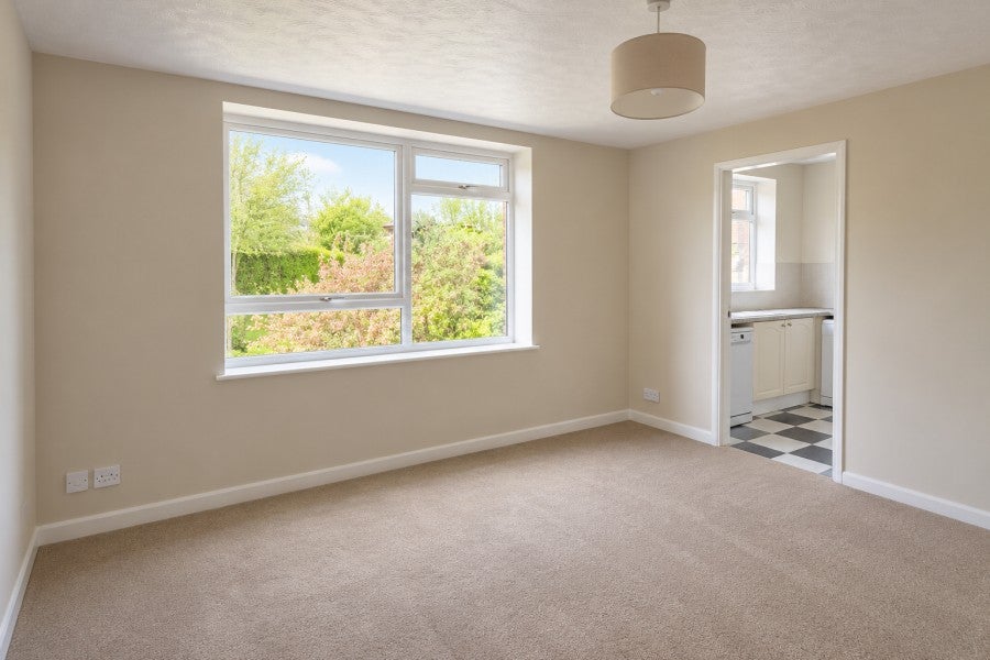 Flat Kingfisher Drive in Guildford