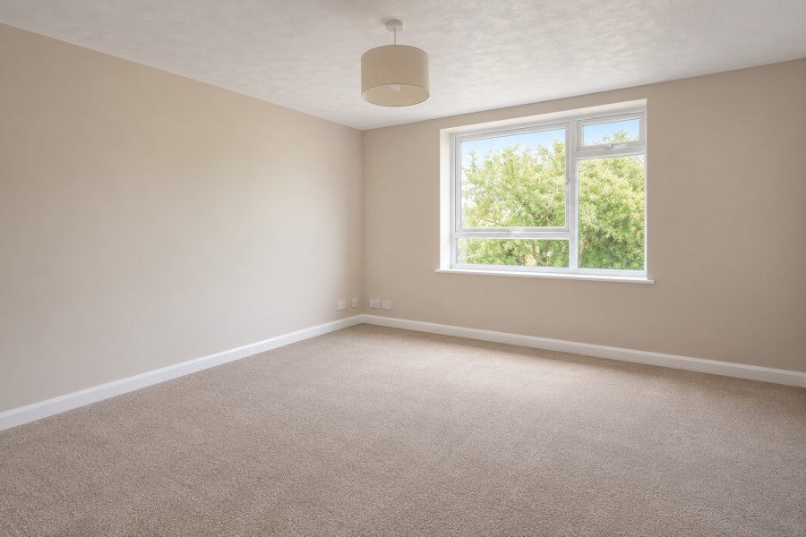 Flat Kingfisher Drive in Guildford