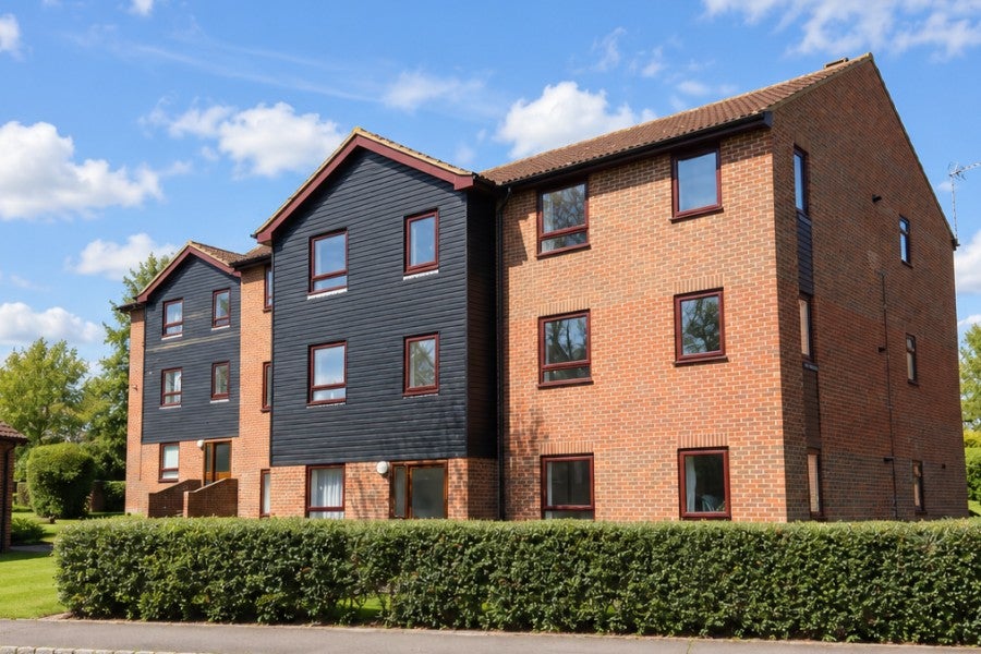Flat Kingfisher Drive in Guildford