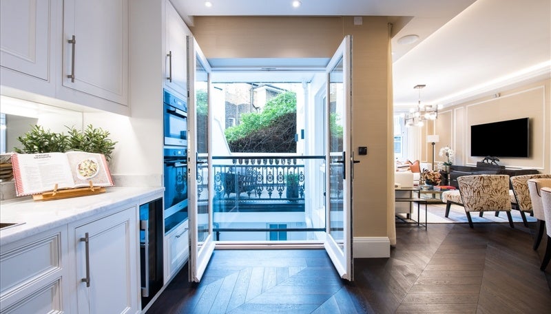 Flat Kensington High Street in Greater London