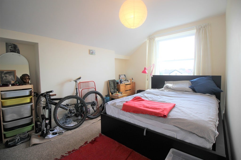 Flat Cotham Road in Bristol