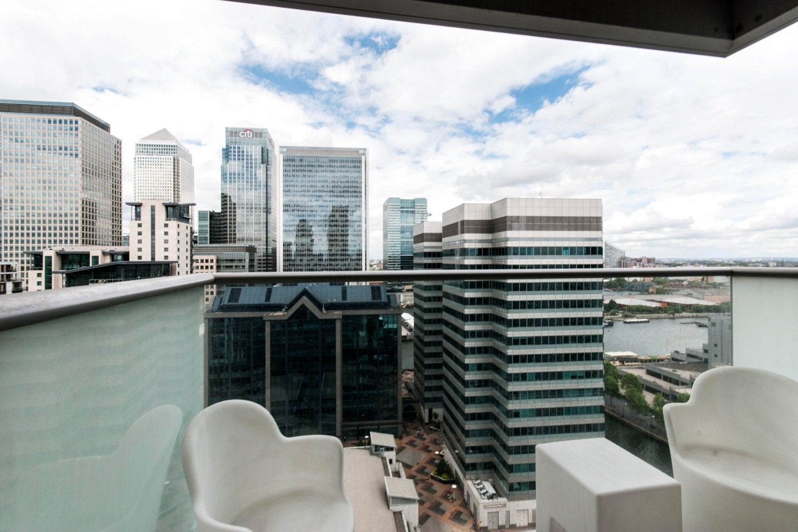 Flat Pan Peninsula Square in Greater London