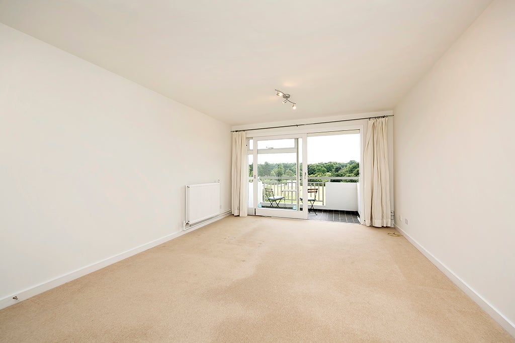 Flat Sheen Road in Greater London