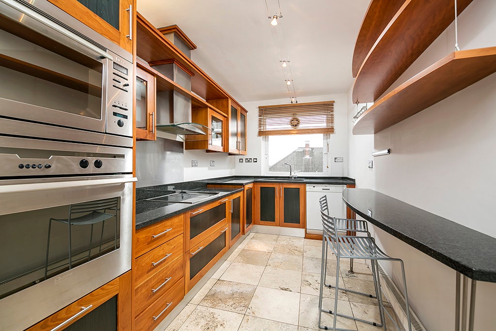 Flat Sheen Road in Greater London