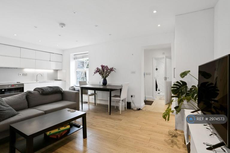 Flat Leighton Road in Greater London
