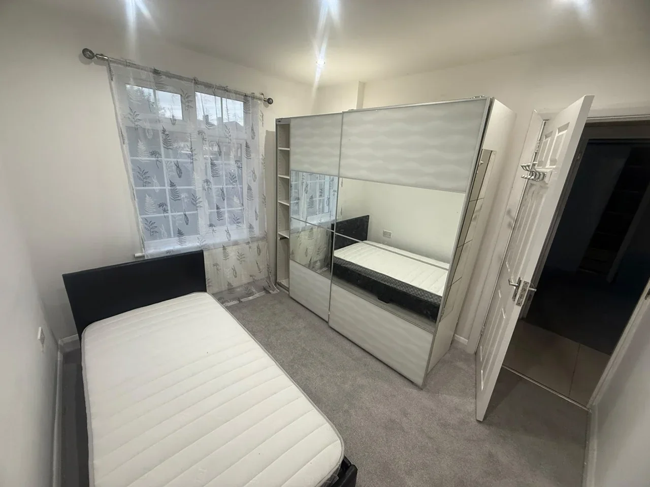 Room Pinewood Avenue in Greater London