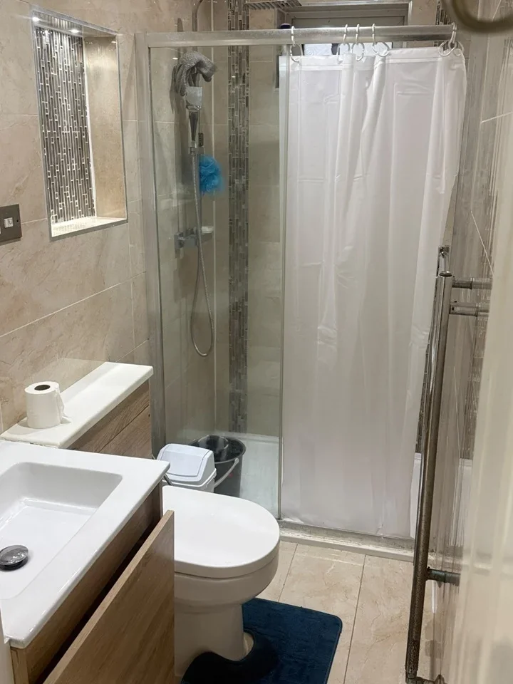 Room Pinewood Avenue in Greater London