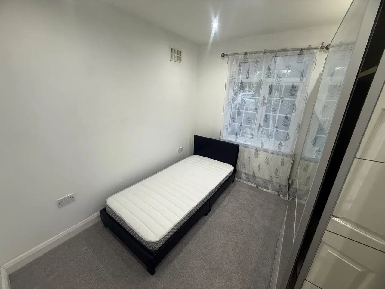 Room Pinewood Avenue in Greater London