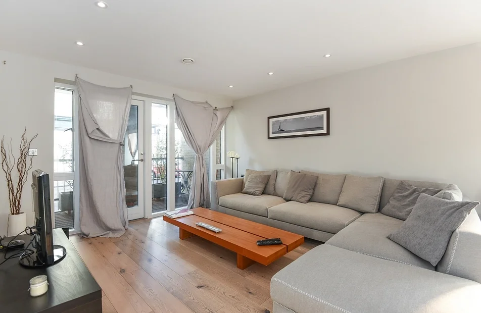 Flat Brockley Road in Greater London