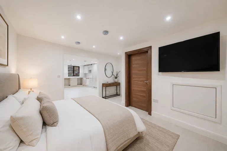Flat Bushey Grove Road in Hertsmere