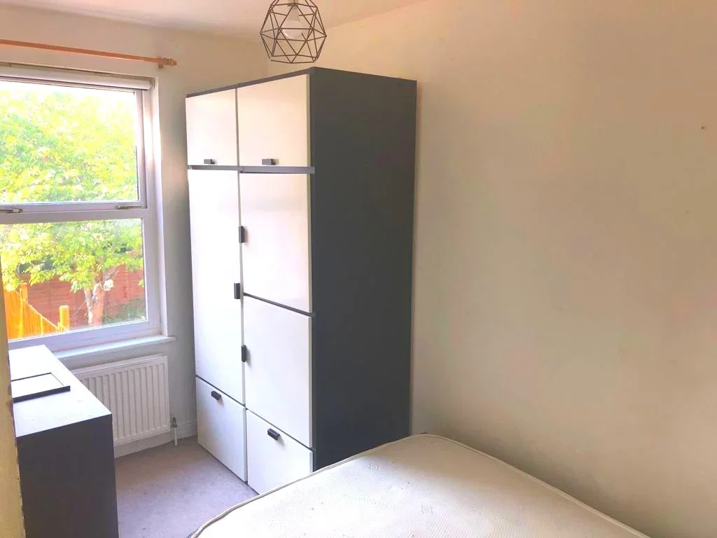Flat Byegrove Road in Greater London