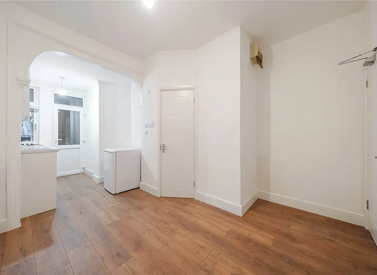 Flat Victoria Road in Greater London