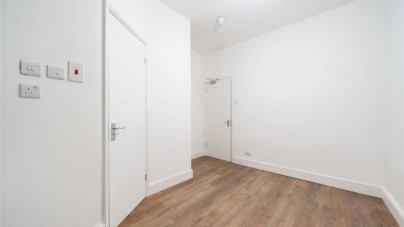 Flat Victoria Road in Greater London