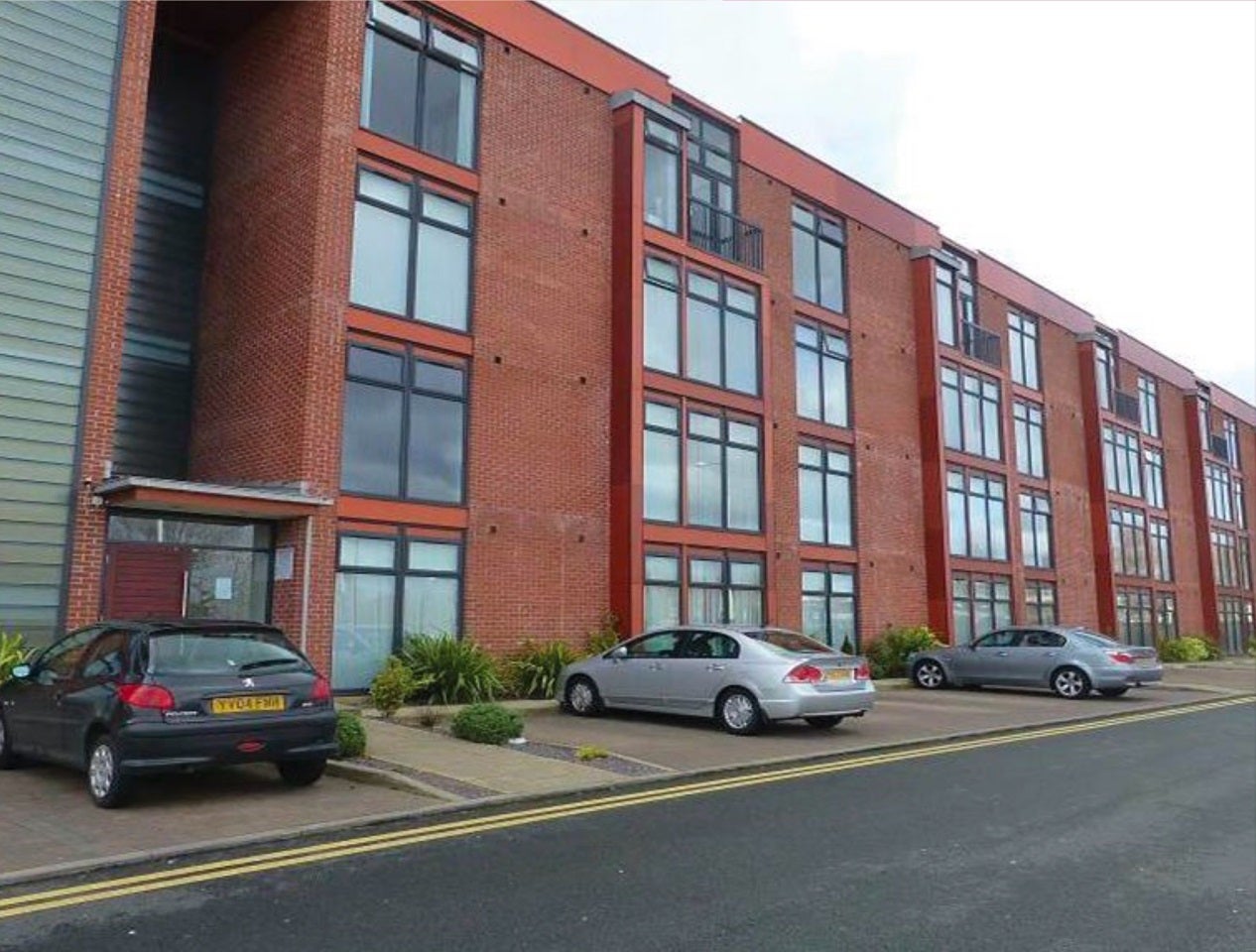 Flat Lauriston Close in Manchester