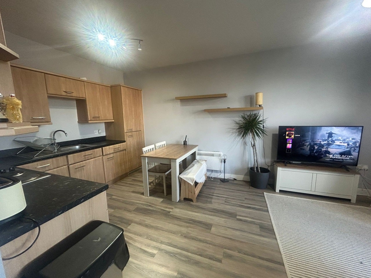 Flat Lauriston Close in Manchester