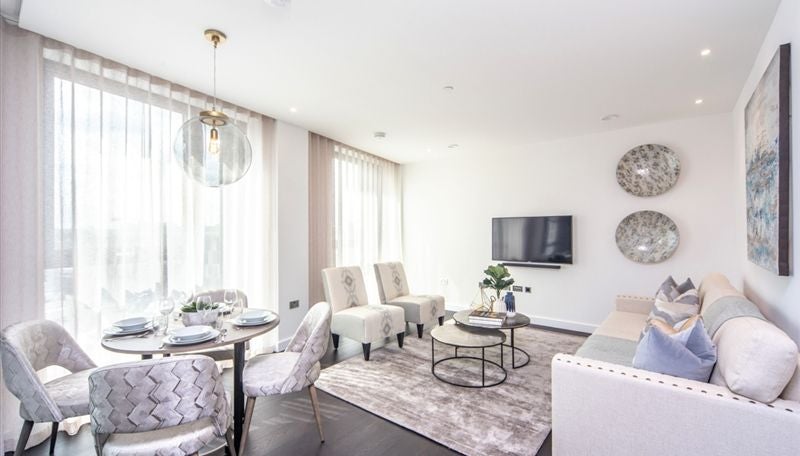 Flat Ponton Road in Greater London