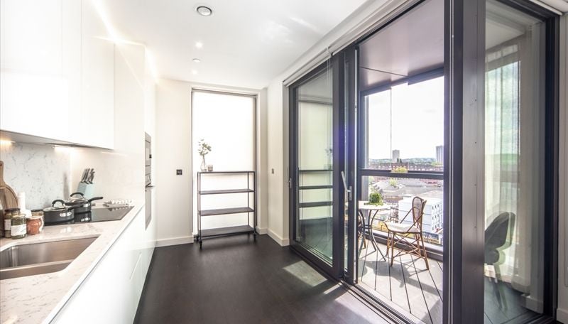 Flat Ponton Road in Greater London