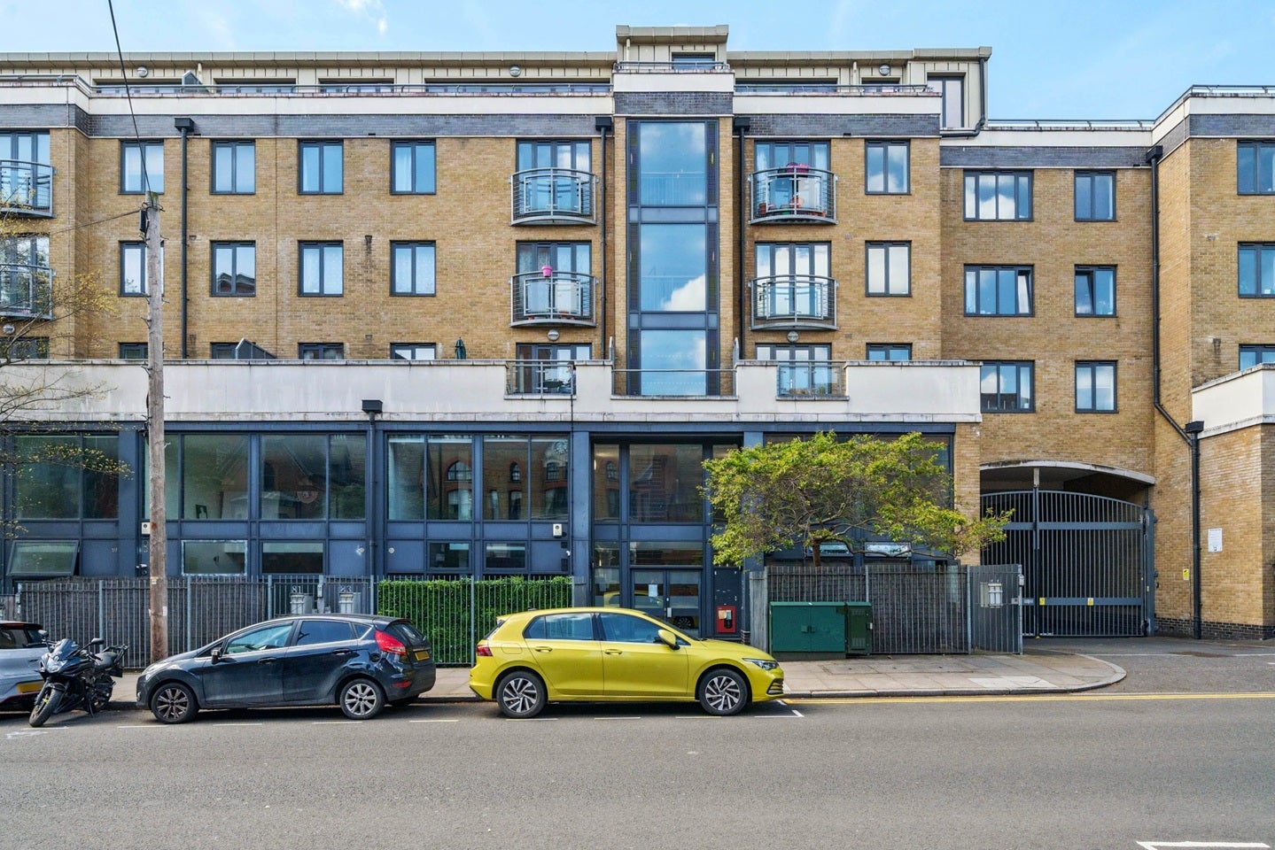 Flat Fairfield Road in Greater London