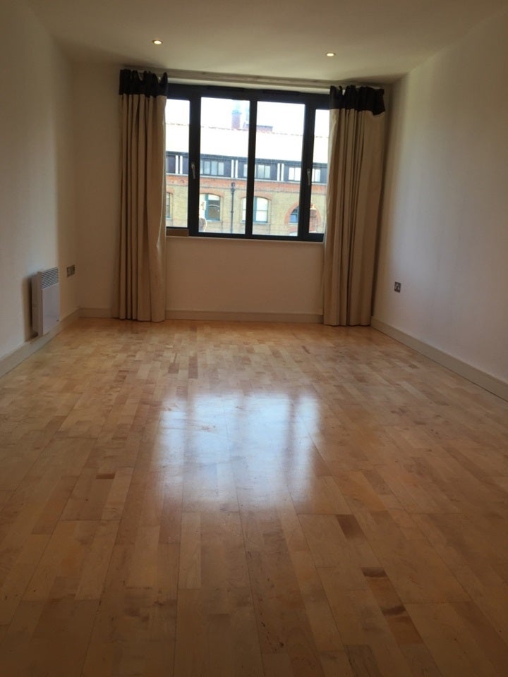 Flat Fairfield Road in Greater London