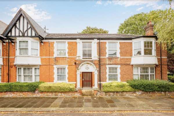 Flat Northcote Avenue in Greater London