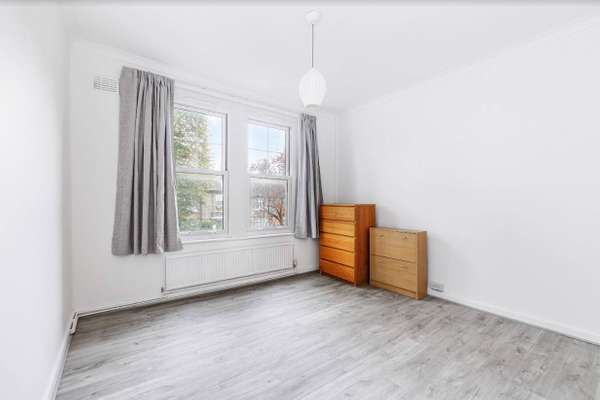 Flat Northcote Avenue in Greater London