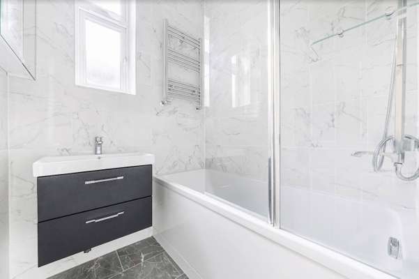 Flat Northcote Avenue in Greater London