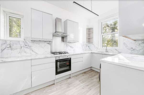 Flat Northcote Avenue in Greater London