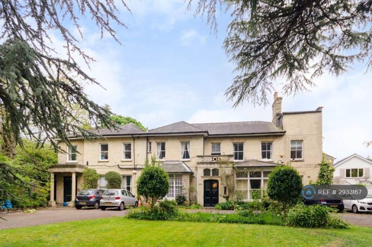 Flat Ravenswood Court in Greater London