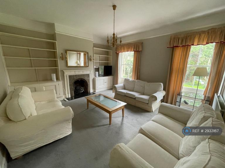 Flat Ravenswood Court in Greater London