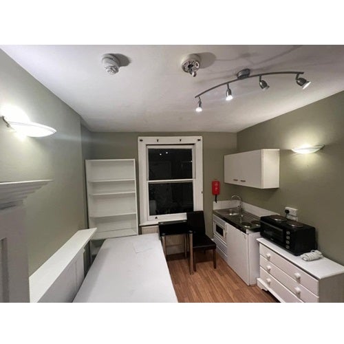 Room Holland Park Avenue in Greater London