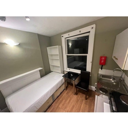 Room Holland Park Avenue in Greater London