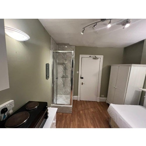 Room Holland Park Avenue in Greater London