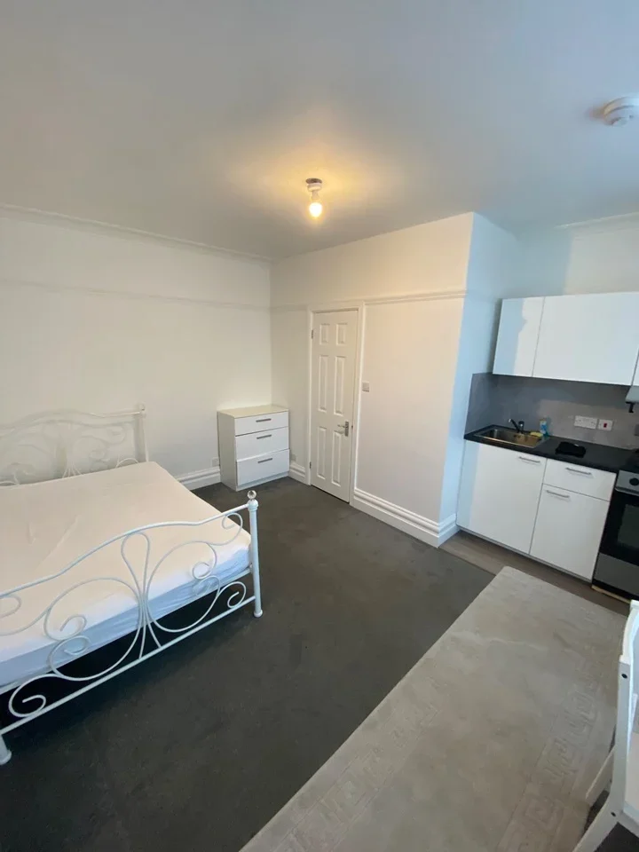 Flat Hale Lane in Greater London