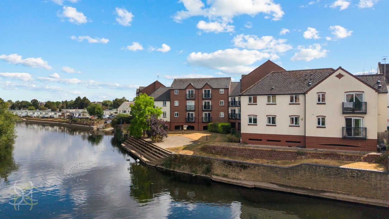 Flat Mortimers Quay in Wychavon
