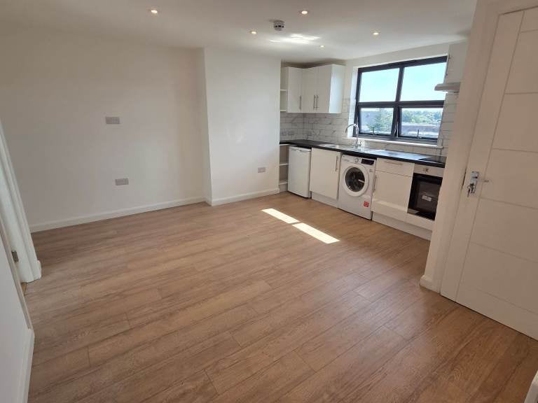 Flat Cricklewood Broadway in Greater London