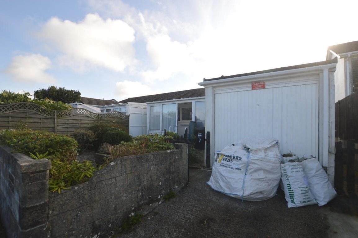 House Roskrow Close in Four Lanes
