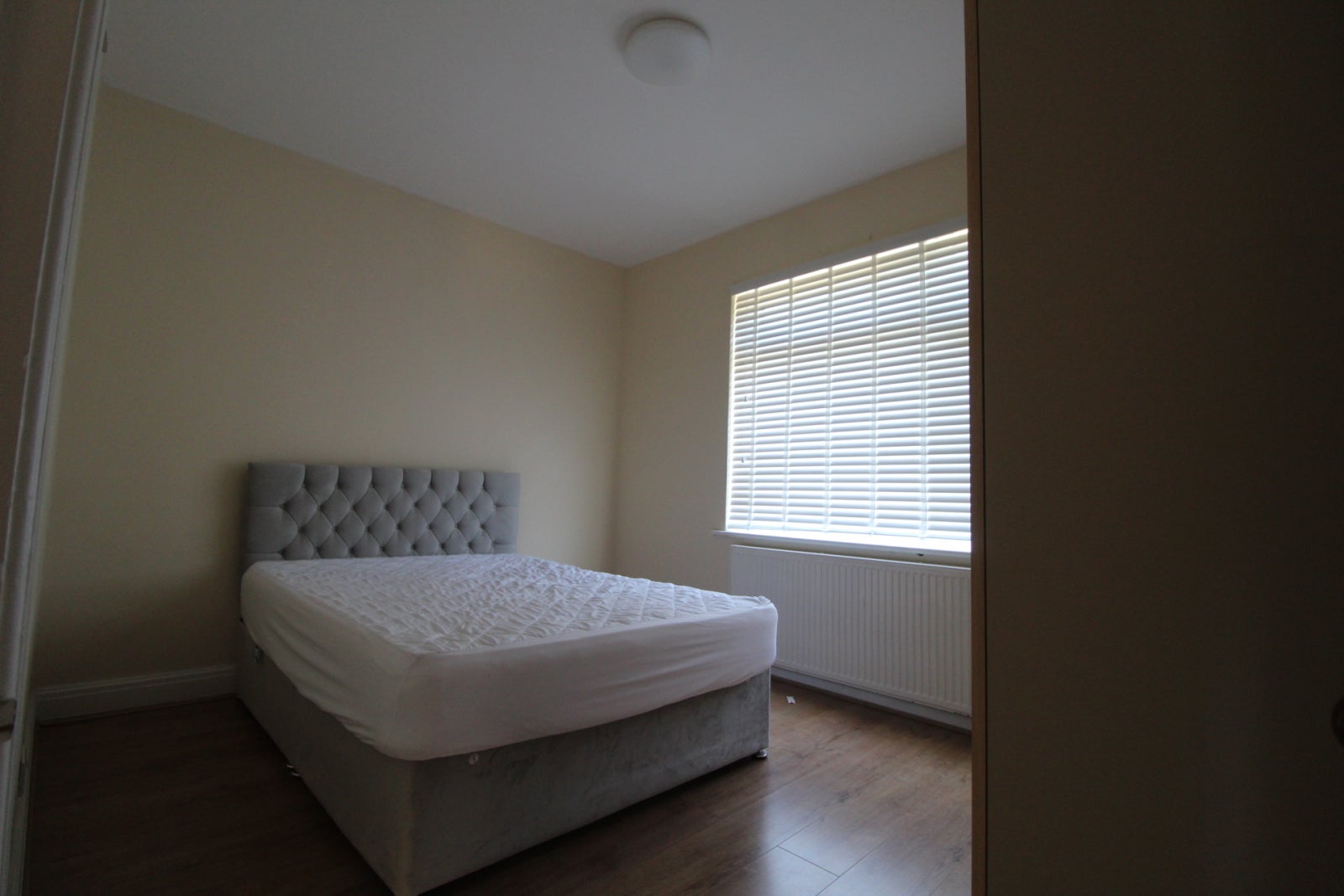Flat Pinner Park Avenue in Greater London