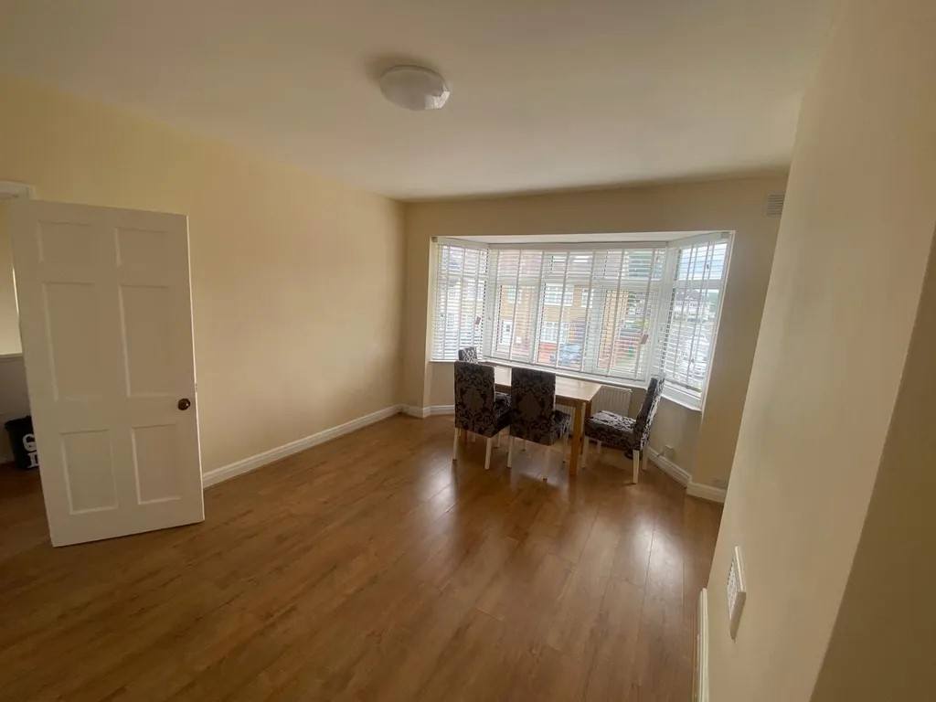 Flat Pinner Park Avenue in Greater London