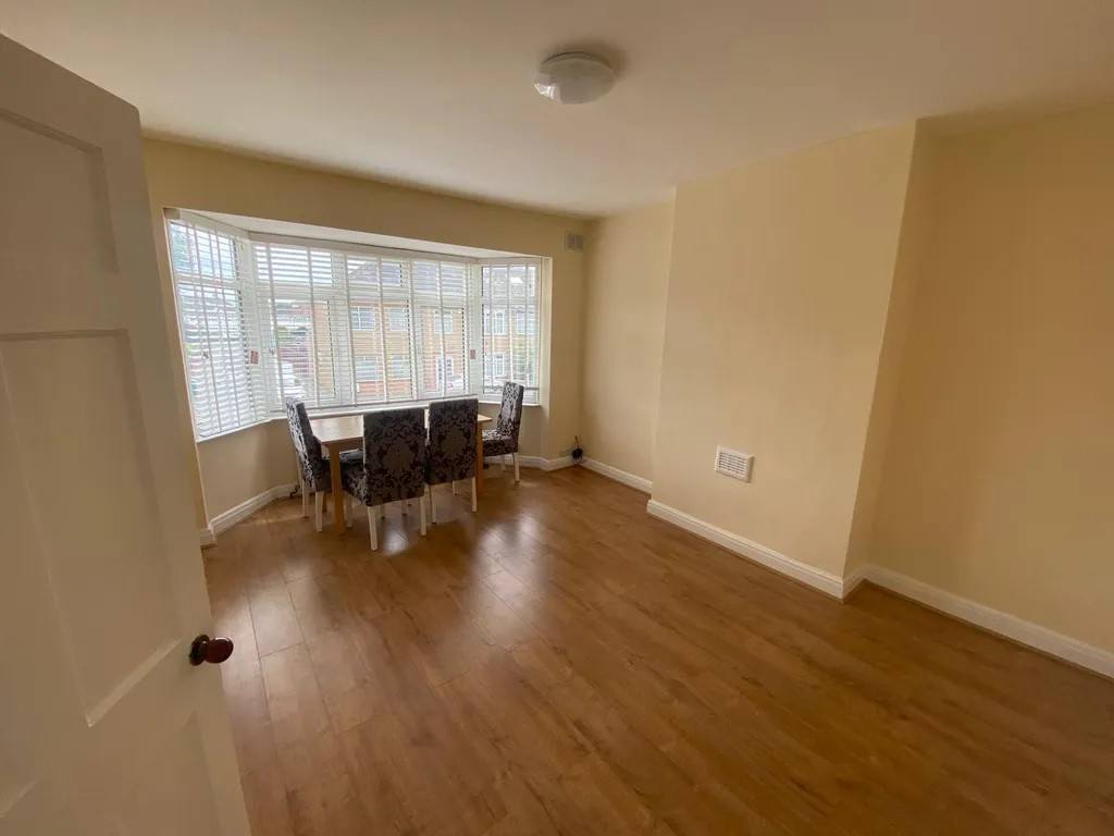 Flat Pinner Park Avenue in Greater London