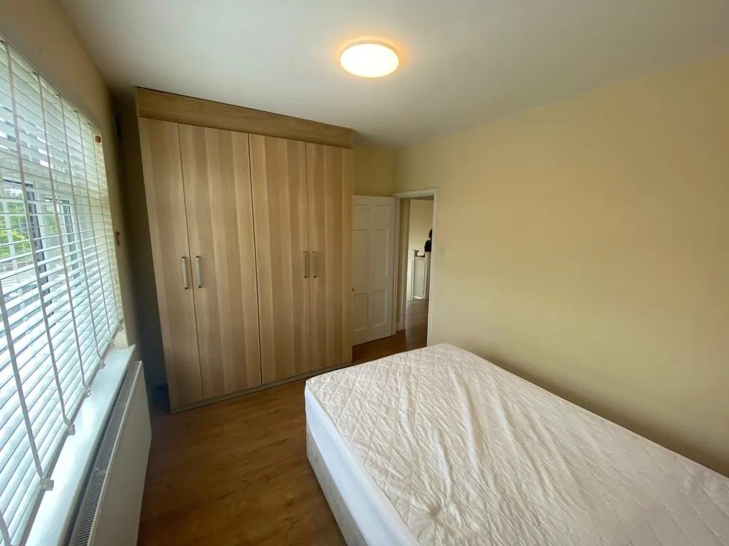 Flat Pinner Park Avenue in Greater London