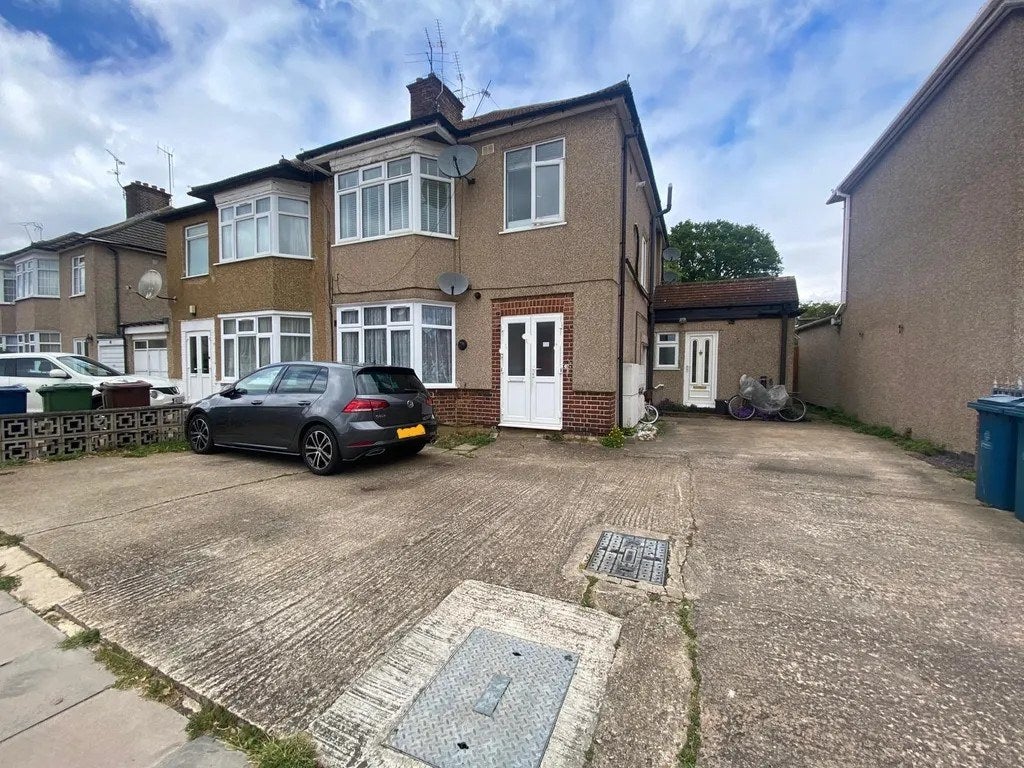 Flat Pinner Park Avenue in Greater London