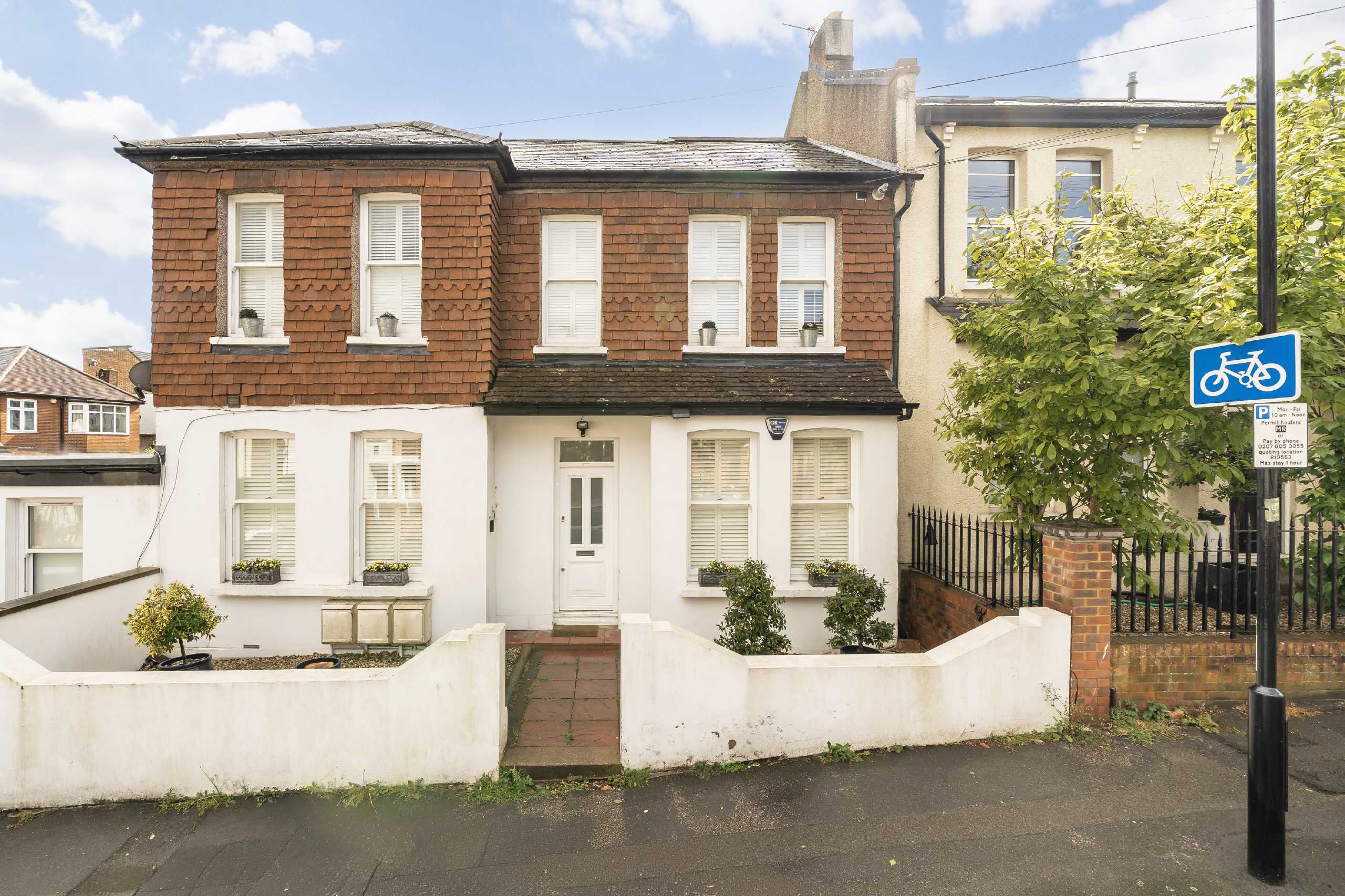 House Rosedene Avenue in Greater London