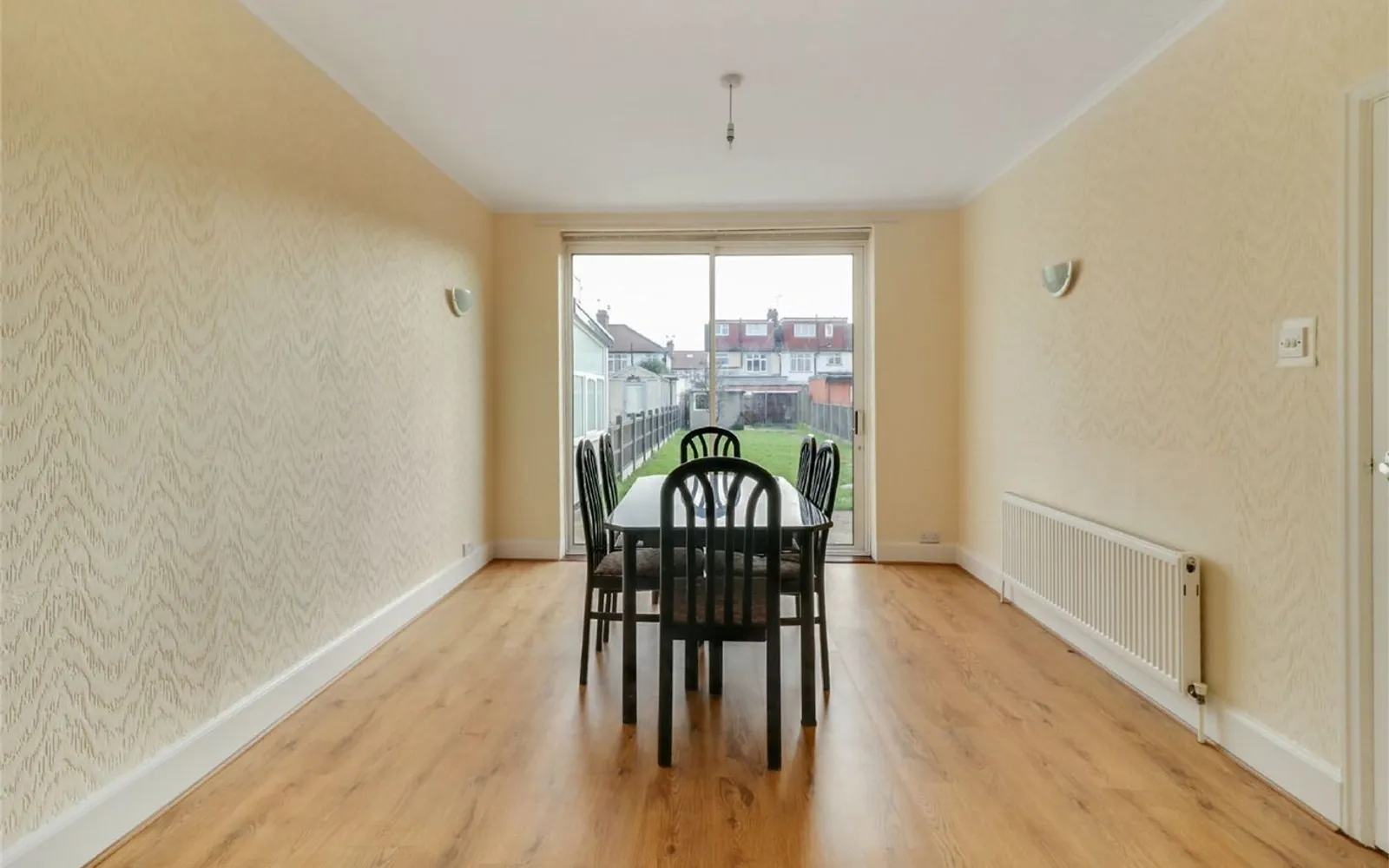 House Princes Avenue in Greater London