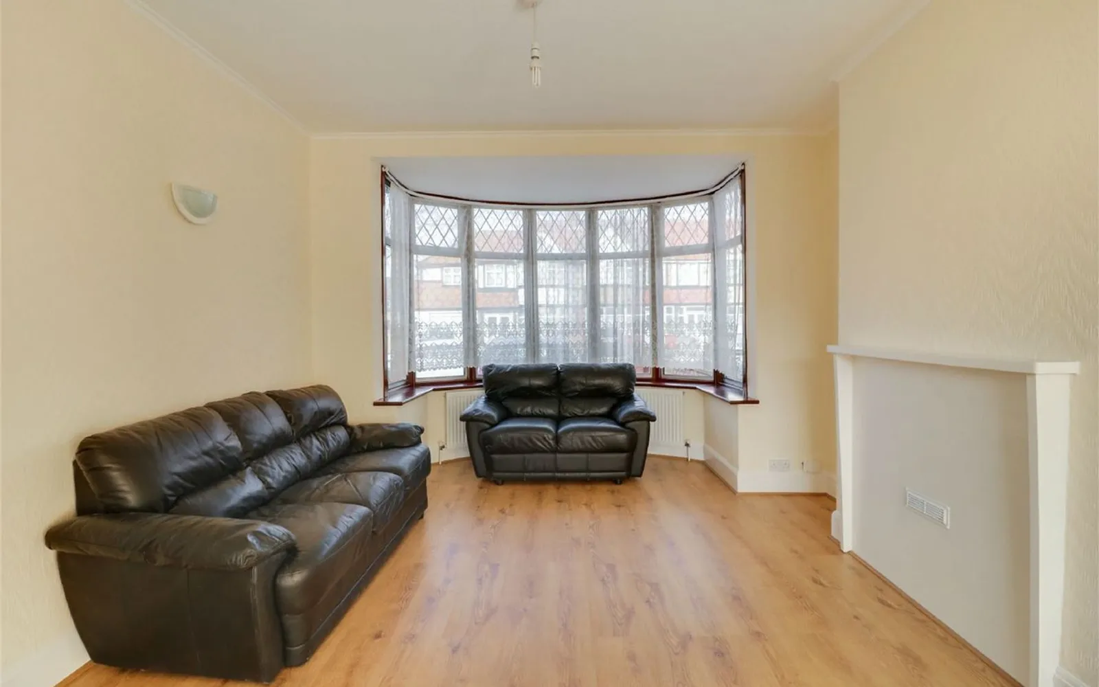 House Princes Avenue in Greater London