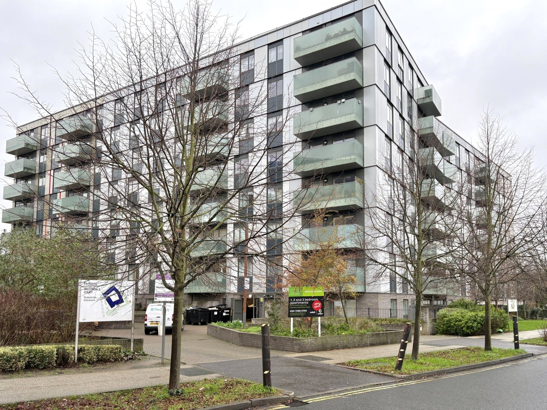 Flat Lakeside Drive in Greater London