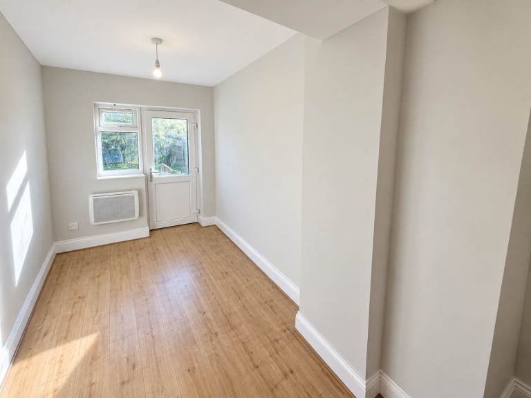 Flat Sheffield Drive in Greater London