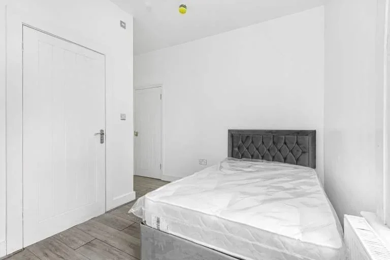 Room Crusoe Road in Greater London