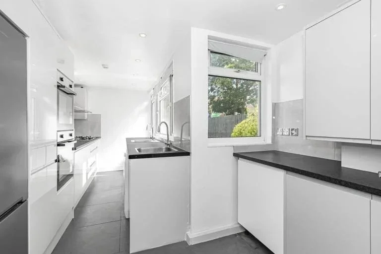 Room Crusoe Road in Greater London