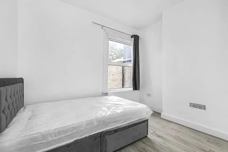 Room Crusoe Road in Greater London
